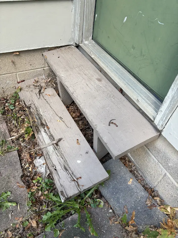 Broken back entry step